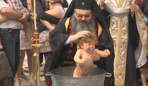 Митрополит Йоан кръсти деца в старата столица Плиска