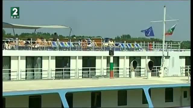 Възрастни русенци събират тен на кея, имат своя рецепта за дълголетие