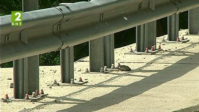 Нови мантинели по пътя за Асеновата крепост