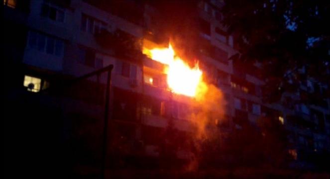 Пожар горя в жилищен блок в Бургас