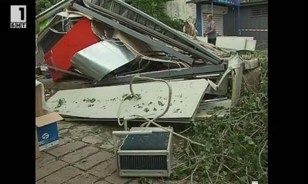 Смазани автомобили и павилиони след бурята в Пловдив