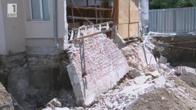 Падна стена на Природоматематическата гимназия в Казанлък