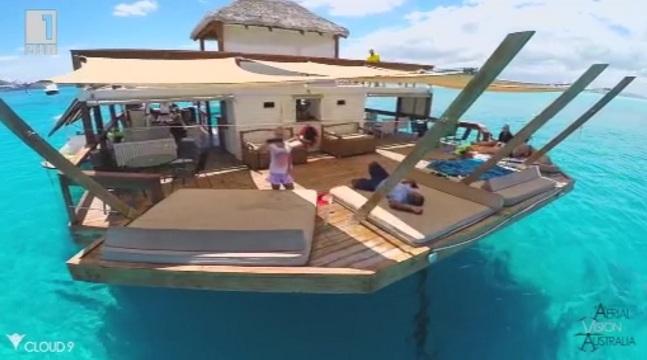 Зелена светлина: Бар насред морето