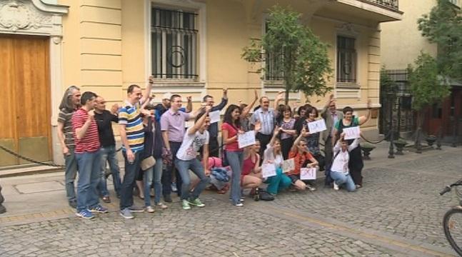 Флашмоб пред гръцкото посолство в София в подкрепа на гръцкото Не