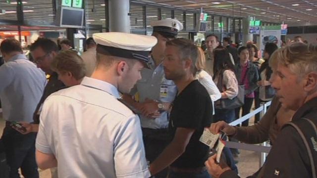 В САЩ - само със заредени мобилни телефони в самолетите