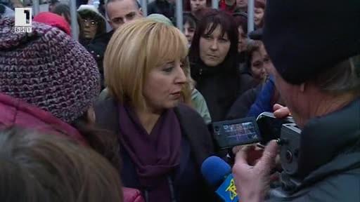 Омбудсманът Мая Манолова се срещна с протестиращите шивачки от Дупница