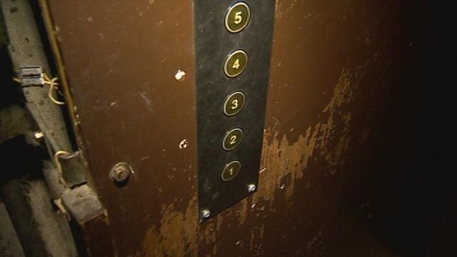 Пред прокурор проверяват машините на падналия асансьор