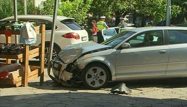 Кола се заби във витрина в Пловдив