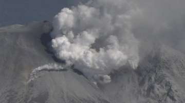 Вулканът Онтаке в Япония продължава да изригва