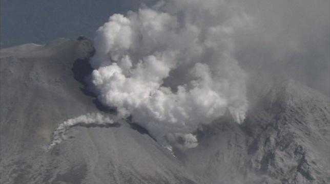 Вулканът Онтаке в Япония продължава да изригва