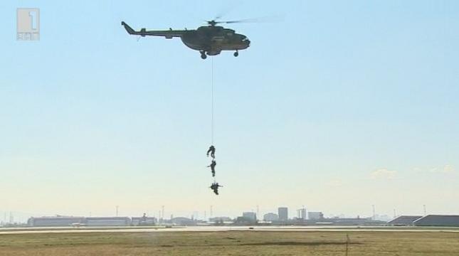 Преди авиошоуто на Враждебна