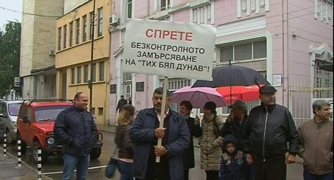 В село Мартен излязоха на протест срещу изграждането на комплекс за нефтопродукти