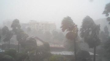 Циклон в Индия може да вземе стотици жертви