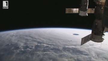 Тайфун, гледан от Космоса... и от Земята