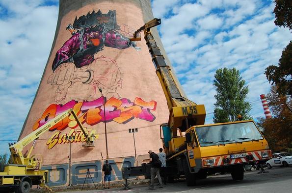 Огромен графит върху комина на ТЕЦ София