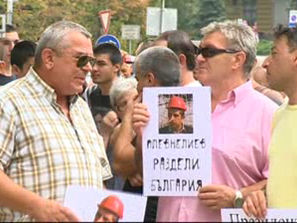 Контрапротестът продължава