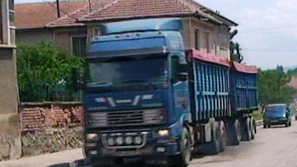 Още за случая със съборените от ТИР къщи