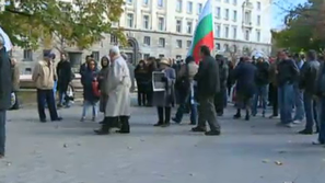 Контрапротестиращите за отложения трети вот на недоверие