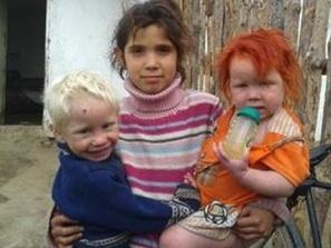 социални работници наблюдават семейство русеви