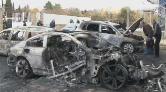 снимка 1 Запалиха кола във Варна