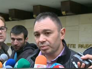 нападателят вики остава ареста