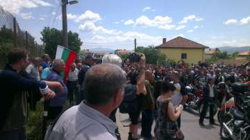 На живо: Гърменци замеряха жандармерията на входа на ромската махала
