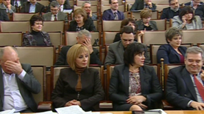 Мая Манолова оцеля с гласовете на БСП, ДПС и Атака