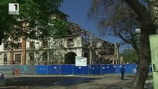 Затвориха участък от улицата на съборения тютюнев склад в Пловдив