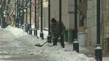 Русе се бори със снега и заледяването