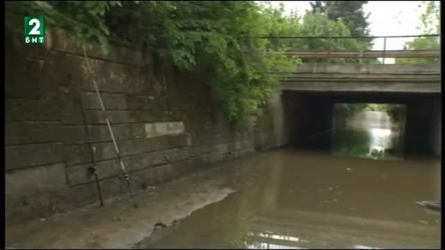 Езеро от дъждовна вода блокира път във Варна