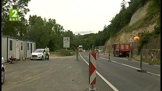 Обрушват скали по Е-79 край Симитли