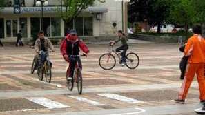 Деца учат правилата на движение с велосипед