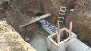 Възрастна жена от Раднево живее в мизерия заради липса на канализация