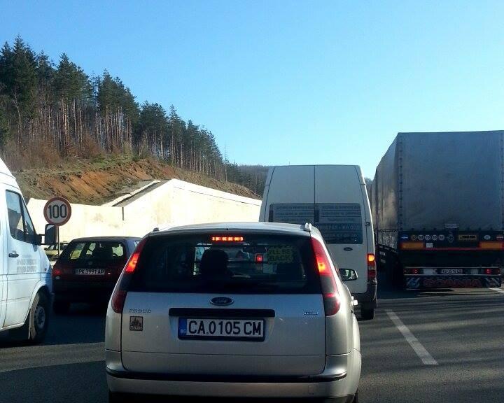 ​Верижна катастрофа на магистрала Люлин затрудни движението