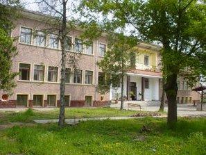 Възрастните посрещат Нова година в столичен дом за стари хора с много смях и песни