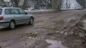 Разбит път към Дунав мост