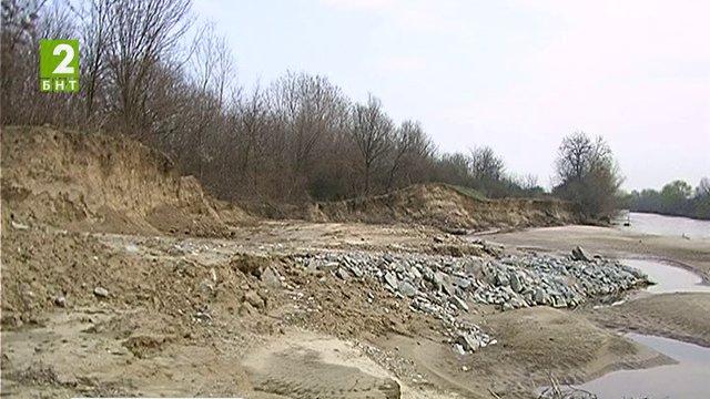 Почистват зоните около реки