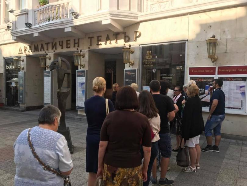 Опашкa за билети пред театъра в Пловдив
