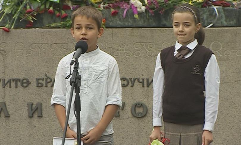 Първокласниците Димана и Никола рецитираха Аз съм българче