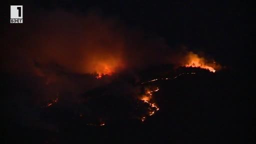 Усилията за погасяване на пожара край Кресна продължават и тази нoщ