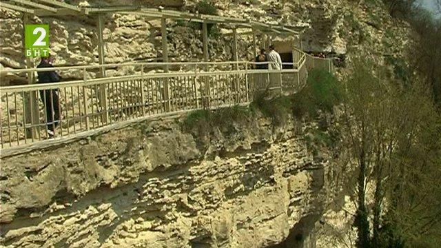 Tърсят се пари за Aладжа манастир