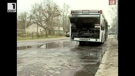 Автобус пламна на метри от бензиностанция