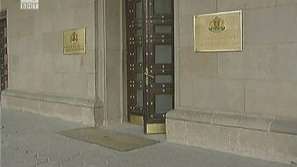 Работодателите: Заплати само по банков път