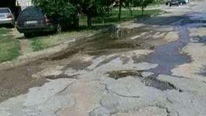 Роми пълнят дупките по улиците си