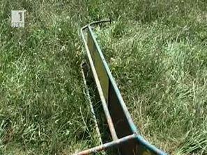 момчето затиснато детска пързалка вече съзнание