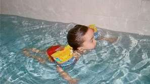 Дете се лекува с плуване