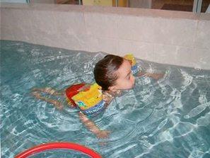 дете лекува плуване