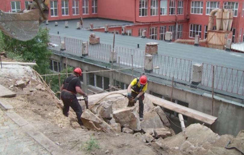 60 тонна скала надвисна опасно над Професионалната гимназия по вътрешна архитектура