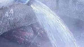 Минерална вода изтича в реката