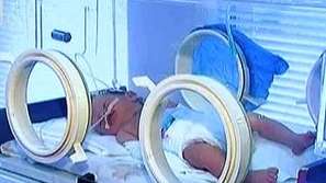 Майка изостави близнаците си